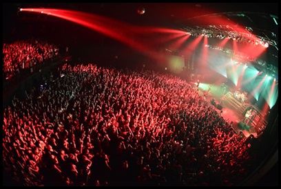 ONE OK ROCKライブの評判や雰囲気！ ヘドバンやモッシュで激しい？